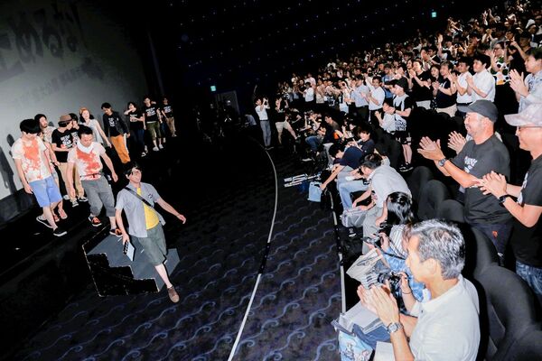 拡大公開を記念してTOHOシネマズ日比谷で行われた舞台挨拶は、観客総立ちの盛り上がり　撮影／森田晃博