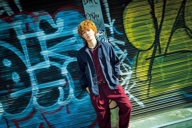 写真集に載せきれなかった原宿でのアザーカット。「これまで、メンバーが撮られてるところってあんまり見たことなかったんですけど、今回初めて間近で見て。みんなカメラの前ではちゃんとカッコつけるんだな〜って、新しい発見でした（笑）」（真田）