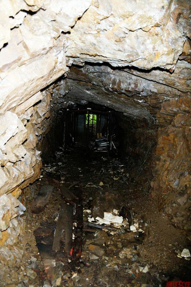 里山辺地下軍事工場跡にある地下壕。風化が進み保存強化の必要性が指摘されている