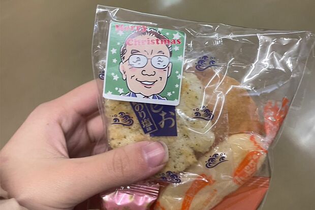 イベントで配られたお菓子の袋には理事長の似顔絵が描かれたシールが