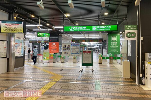閑散とした越後湯沢駅の構内（'20年8月）