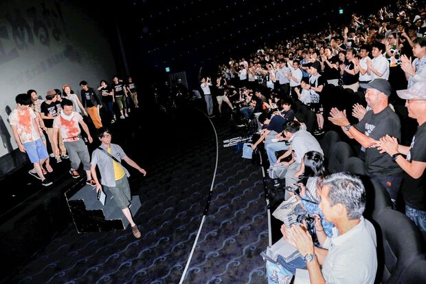拡大公開を記念してTOHOシネマズ日比谷で行われた舞台挨拶は、観客総立ちの盛り上がり　撮影／森田晃博