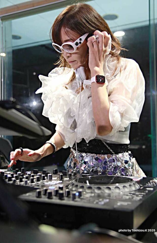 “美と健康と笑顔”をテーマに今年8月にオープンした『FOOMYS』を盛り上げる中島史恵（本人提供）