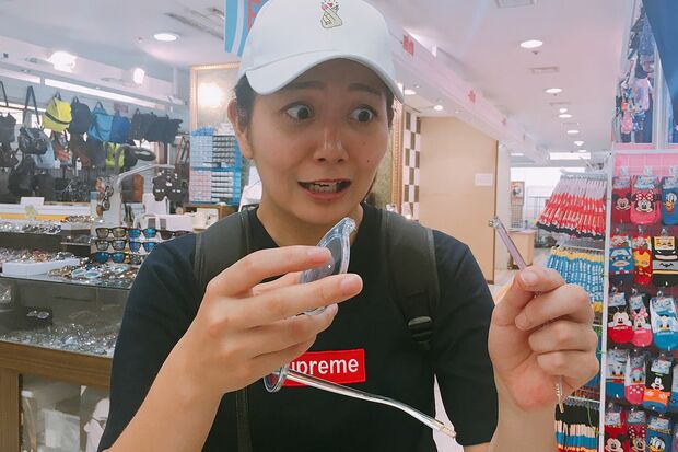 グラサンのつるを外してしまう玉さん