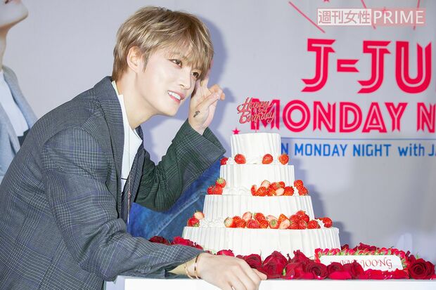 イベント直前に行われた囲み取材で、バースデーケーキと一緒に　撮影／廣瀬靖士