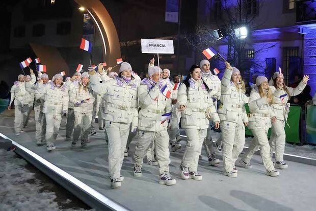 ミラノ・コルティナ五輪の開会式で行進するフランス代表選手団（代表撮影）
