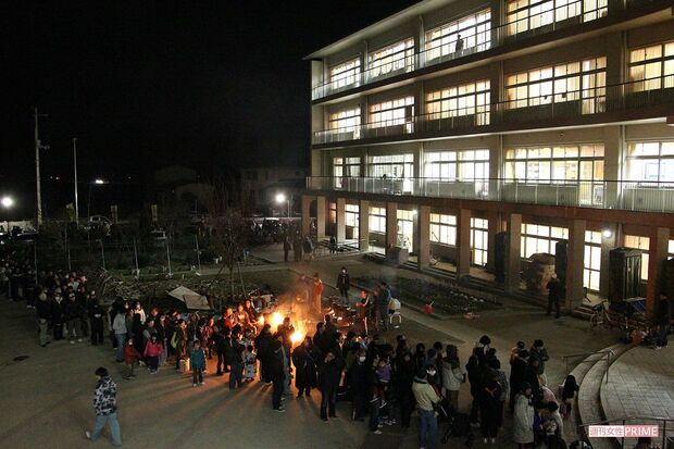 避難所となっていた七郷小学校に電気がついた瞬間。そのとき、歓声と拍手が湧き上がった（2011年3月13日）