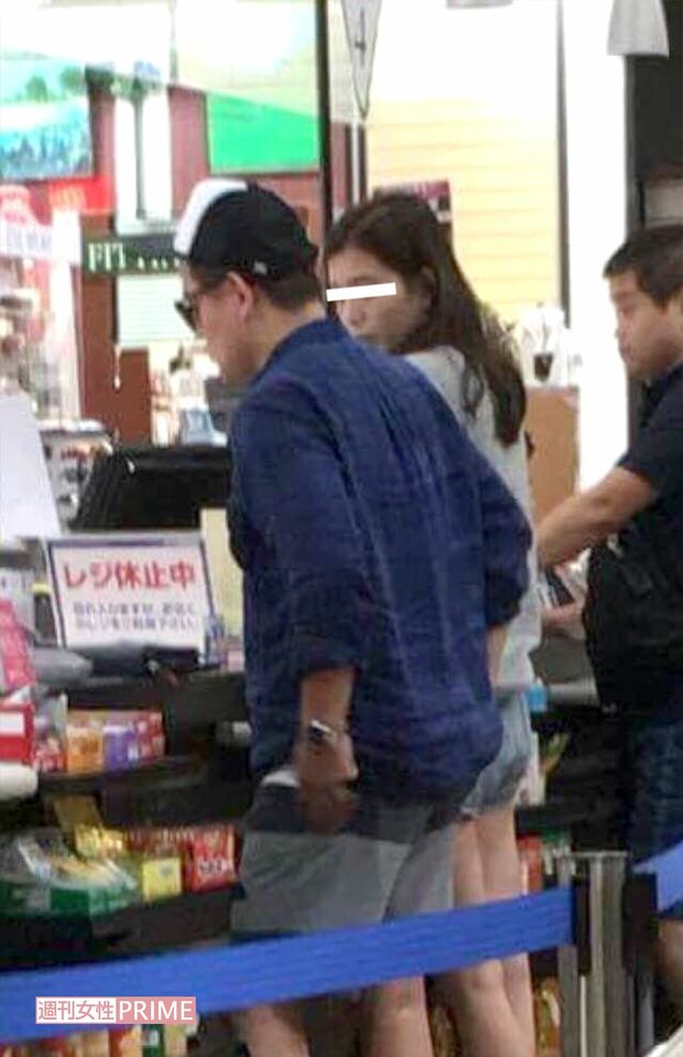 周囲の目をほとんど気にせずに商品を吟味すると美女とレジに向かった