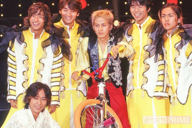 SMAPがトップアイドルへ駆け上がっていくあとを追い、平成5年にKinKiKids、平成7年にV6を結成。男性アイドル界の中心をジャニーズのタレントが占めることに