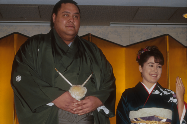 1998年、結婚会見を行った名横綱・曙太郎さんと麗子夫人