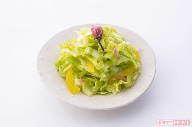 春らしい色合いがきれいな箸休め「春キャベツとパプリカの浅漬け」調理／みないきぬこ　スタイリング／中村弘子　撮影／廣瀬靖士