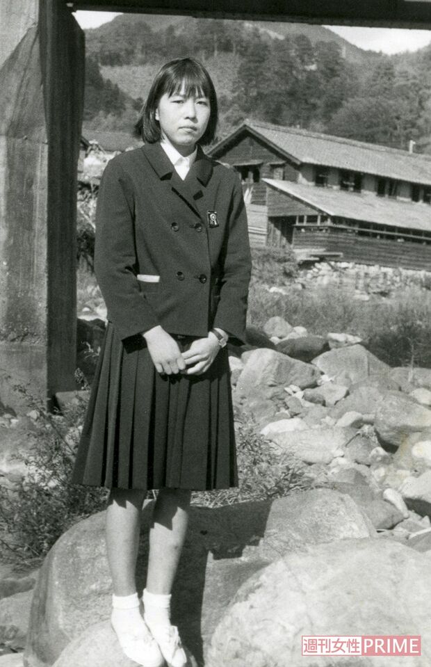 高校生のころ、自宅の玄関先。のどかな町だった