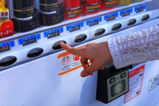 昭和29年4月28日、日本で初めて缶ジュースが発売された