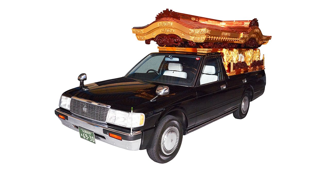 金色の屋根付き“ド派手な霊柩車”が消えた？ 昨今の主流は洋型、霊柩車