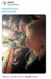 HYDEが公開した、狩野英孝との“プライベート飲み”の様子(本人のXより)