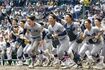 “エンジョイベースボール”の精神をかかげる慶應義塾高校・野球部。3回戦突破時に見せた部員たちの笑顔あふれる姿が話題に(写真/共同通信社)