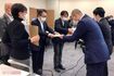 2月8日、厚労省に運用を見直しを申入れをした『つくろい東京ファンド』の稲葉剛代表理事ら