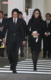 2012年1月、二谷英明さんの通夜に参列した反町隆史と松嶋菜々子
