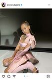 ピンクのリボン風衣装に身を包むBLACKPINK・ジェニ（本人インスタグラムより）
