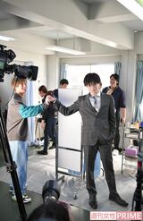 先輩後輩のアツイ挨拶で撮影開始　撮影／渡邉智裕