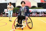 パラスポーツを体験！　イベントはテレビで生中継。なかなかゴールが決められない稲垣は「すみません！　生放送なのに（笑）」パラ・パワーリフティングに挑んだ草なぎは顔が真っ赤に。持ち上げたときの顔を、選手間では“いきみ顔”と呼んでいるそう（『NSTまつり2018』より）