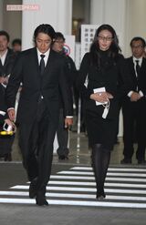2012年1月、二谷英明さんの通夜に参列した反町隆史と松嶋菜々子