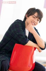 ワイルドな座り方をする辰巳ゆうと（撮影／伊藤和幸）