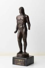 1957年に、『俺は待ってるぜ』で初めて受賞したテイチクヒット賞のトロフィー。この映画の主題歌は売り上げ枚数160万枚の大ヒット　写真提供／日活、石原プロモーション