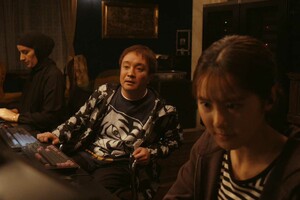 「演技指導はどうなっているのか」ハッカー役のタイピングに違和感を抱いた花岡すみれの演技シーン(手前右)/『VIVANT』公式Xより