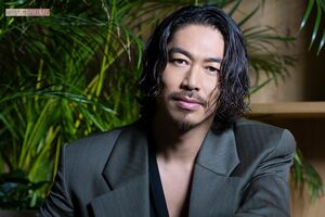 AKIRA撮影／吉岡竜紀　スタイリスト／渡辺康裕　ヘアメイク／Chie(H.M.C)