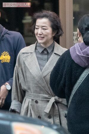 ラーメンを食べて「美味しい」と言うシーンを撮っていた鈴木京香。予定よりも早くロケを終えて、足早に次の現場へ