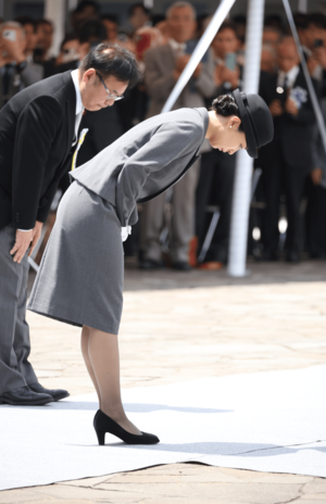 千鳥ヶ淵戦没者墓苑拝礼式に参列し、納骨堂の前で拝礼(2026年5月25日)