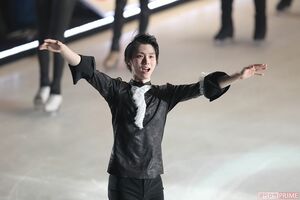 演技が終わった後、あどけない表情でファンの声援に応えるゆづはいつもと変わらず　撮影／坂本清