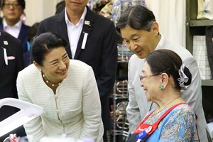 高齢者施設への訪問では入所者の目線までかがんで会話されていた