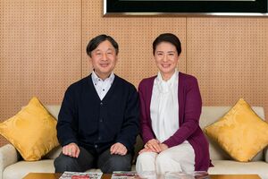 パープルのカーディガンに真珠のネックレスを合わされて（12月4日撮影）