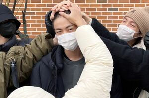 JIN（中央）を見送るBTSのメンバー（BTSの公式Twitterより）