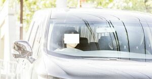 事務所の車に乗って帰宅した向井。後部座席でメガネをかけてマスクを着用