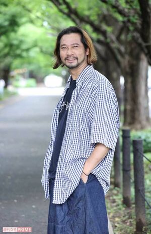 終始、笑顔で取材に応じてくれた伊藤高史。現在は夏ドラマの役作りのため金髪