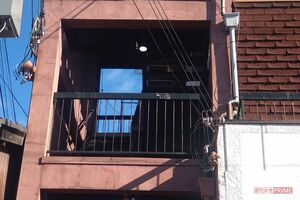 被害男性が殺害されたマンションの踊り場。「このあたりはふらっとは来ない場所」（近隣住民）