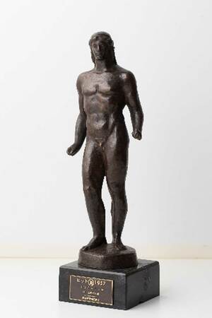 1957年に、『俺は待ってるぜ』で初めて受賞したテイチクヒット賞のトロフィー。この映画の主題歌は売り上げ枚数160万枚の大ヒット 写真提供/日活、石原プロモーション