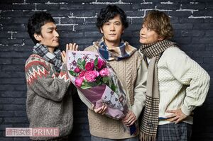 12月は稲垣の誕生月ということで、お花をプレゼント♪　撮影／廣瀬靖士