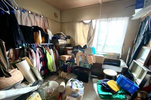 もう着ない服や古い家電など、父親の荷物で物置状態になった実家の部屋(提供/如月サラさん)