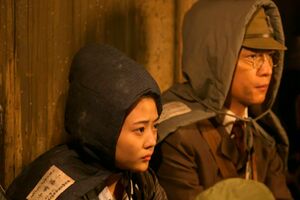 常子（高畑充希）と五反田（及川光博）が着る服にはある秘密が　（C）NHK