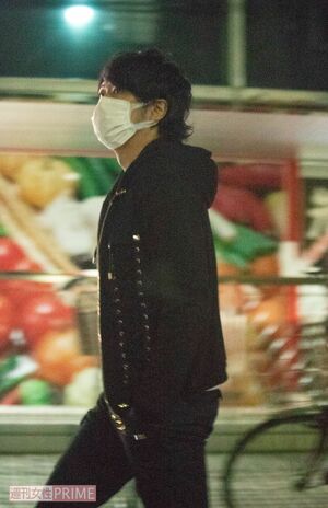 週刊女性の直撃を受ける山口周平氏