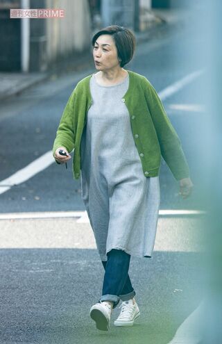 2022年5月、自宅付近を歩く香坂みゆき。清水圭の姿は見当たらず