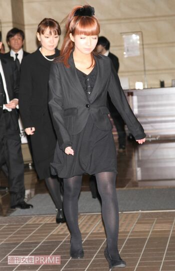 2010年、後藤真希の母の通夜に参列した辻希美。頭にリボン、膝丈ミニの喪服が批判の的に