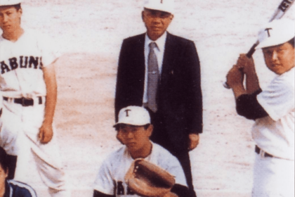 高校2年生当時(中央)。留年したものの、ものまねで人気者だった
