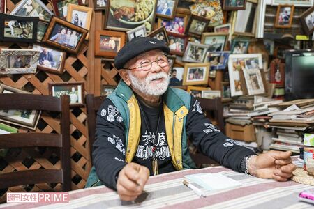 楽しそうに昔話をする姿は、まるで好奇心旺盛な少年のよう　撮影／齋藤周造