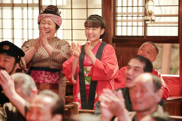 『風鳥亭』で、吉蔵の芸『うしろ面』を見て笑う妻の歌子（枝元萌）とてん。でも客の反応はイマイチで……。 (c)NHK