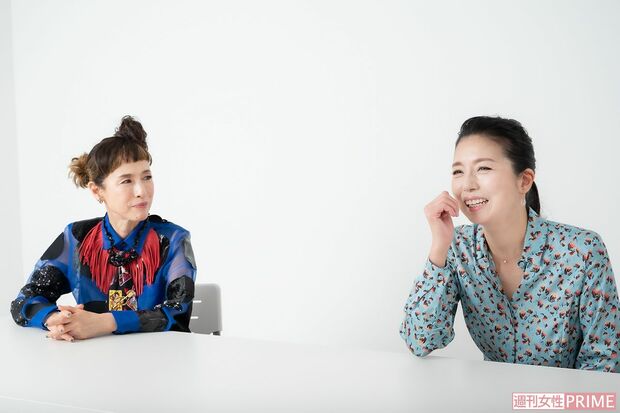 久本の話を微笑みながら聞く高橋。終始笑いの絶えない対談となった。現場は高橋の愛犬・モモエちゃんも見学